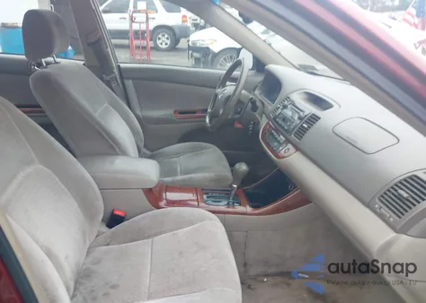 2002 Toyota Camry Xle z USA, uszkodzony, nr VIN 4T1BE32K82U029439